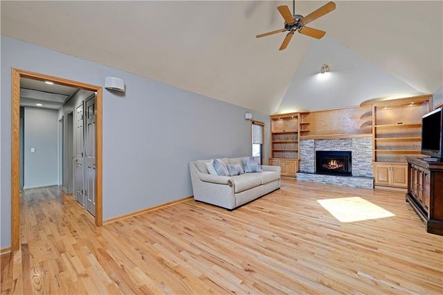 11800 W 99th Place, Overland Park, KS 66214