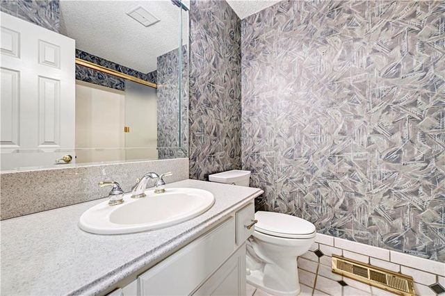 11800 W 99th Place, Overland Park, KS 66214