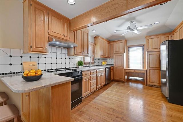 11800 W 99th Place, Overland Park, KS 66214