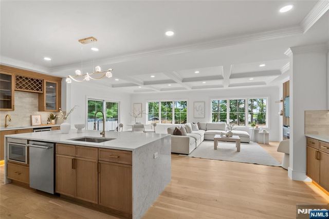 8 Sparrowbush Road, Mahwah, NJ 07430