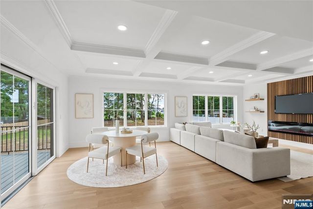 8 Sparrowbush Road, Mahwah, NJ 07430