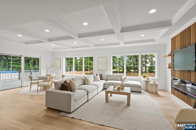8 Sparrowbush Road, Mahwah, NJ 07430