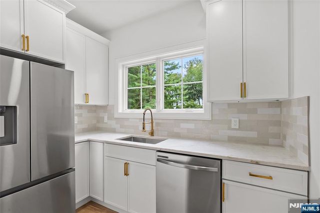 8 Sparrowbush Road, Mahwah, NJ 07430