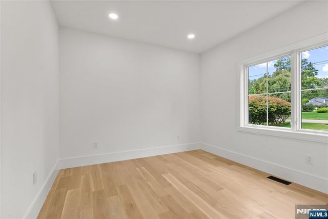 8 Sparrowbush Road, Mahwah, NJ 07430