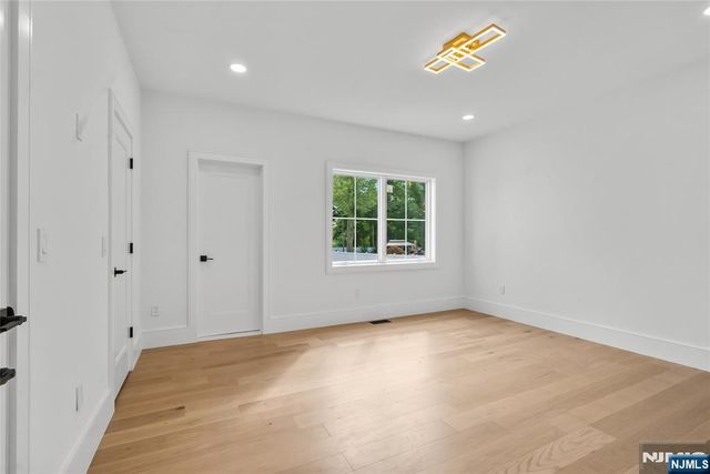8 Sparrowbush Road, Mahwah, NJ 07430