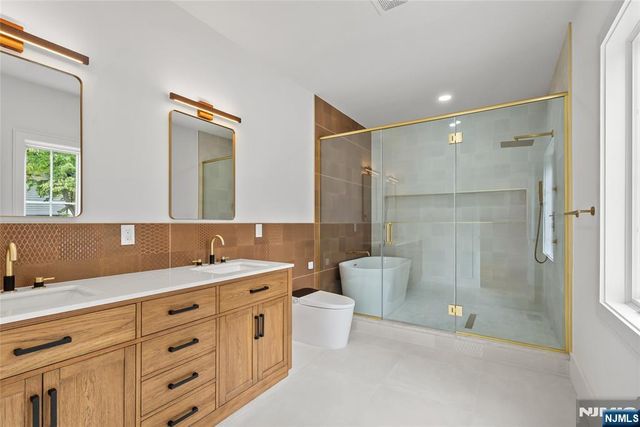 8 Sparrowbush Road, Mahwah, NJ 07430