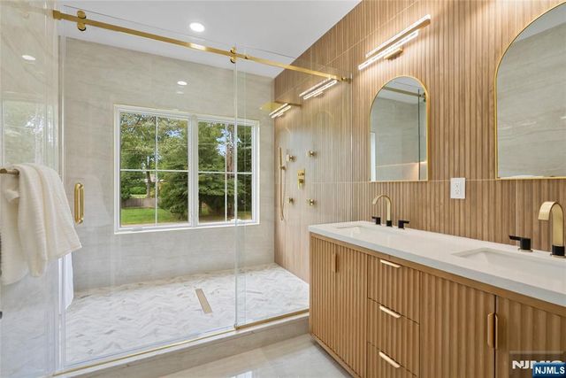 8 Sparrowbush Road, Mahwah, NJ 07430