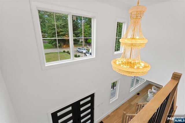 8 Sparrowbush Road, Mahwah, NJ 07430