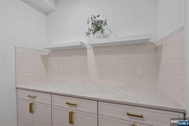 8 Sparrowbush Road, Mahwah, NJ 07430