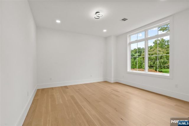 8 Sparrowbush Road, Mahwah, NJ 07430