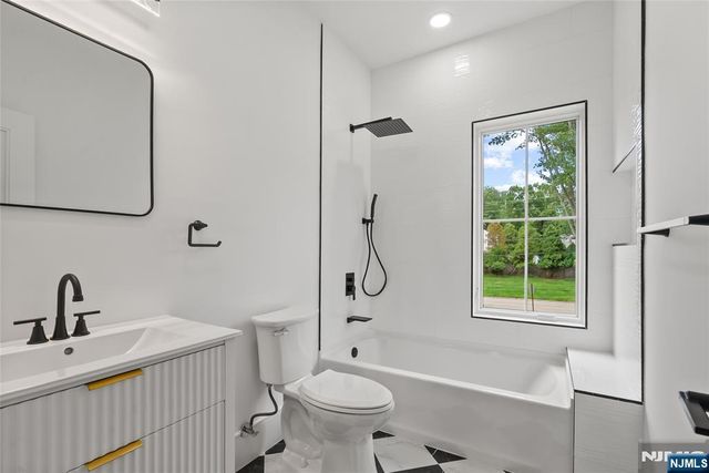 8 Sparrowbush Road, Mahwah, NJ 07430