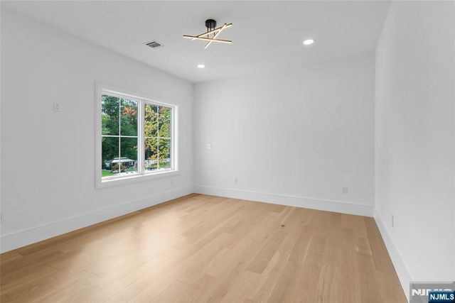 8 Sparrowbush Road, Mahwah, NJ 07430