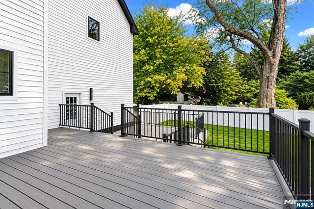 8 Sparrowbush Road, Mahwah, NJ 07430