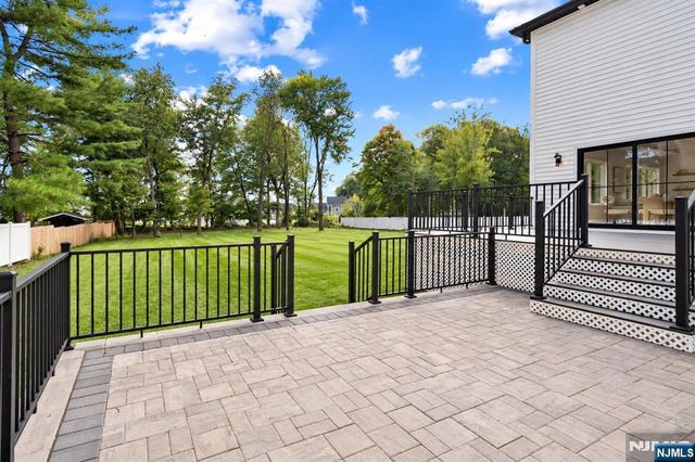 8 Sparrowbush Road, Mahwah, NJ 07430