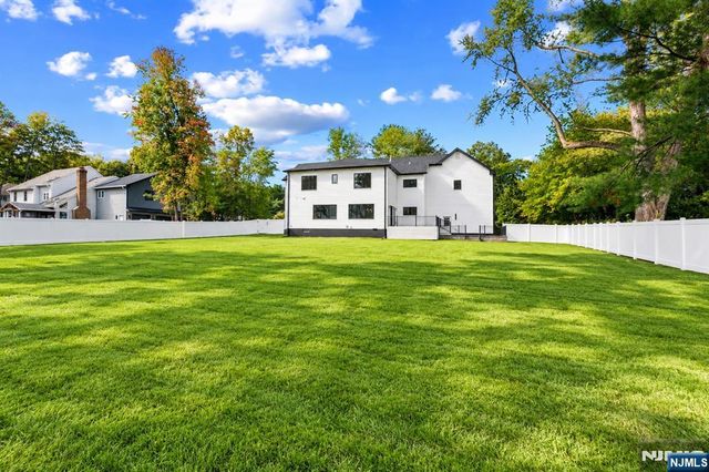 8 Sparrowbush Road, Mahwah, NJ 07430