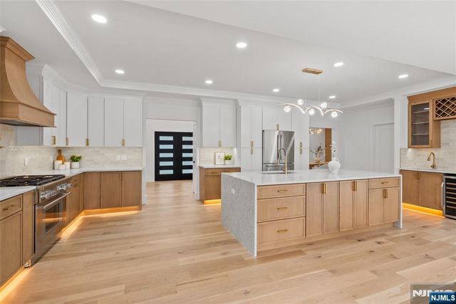 8 Sparrowbush Road, Mahwah, NJ 07430