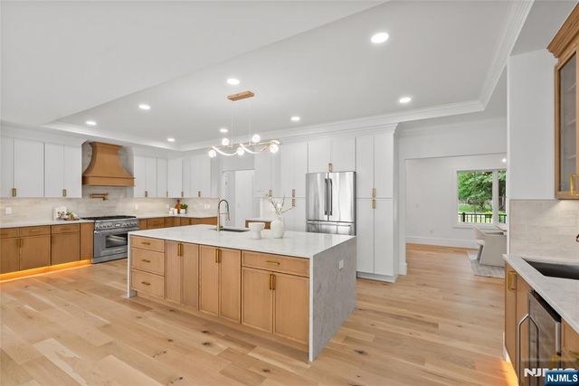 8 Sparrowbush Road, Mahwah, NJ 07430