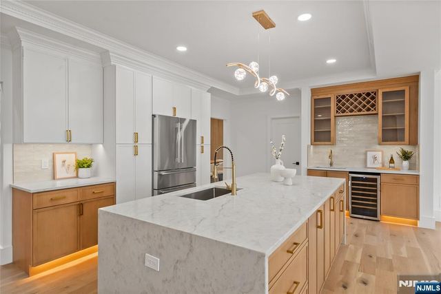 8 Sparrowbush Road, Mahwah, NJ 07430