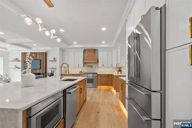 8 Sparrowbush Road, Mahwah, NJ 07430
