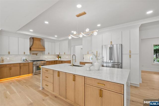 8 Sparrowbush Road, Mahwah, NJ 07430