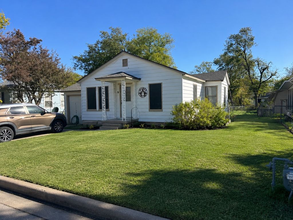 208 N Las Vegas Trail, White Settlement, TX 76108