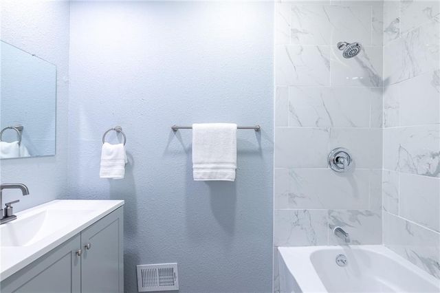 2707 PARK Avenue, Kansas City, MO 64109