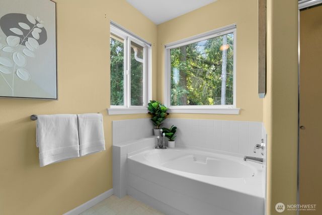 2744 Sutherland Place, Steilacoom, WA 98388