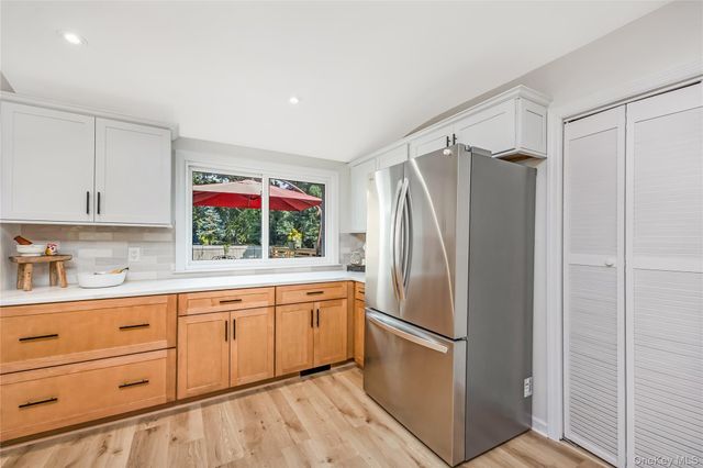 27 Baywood Lane, Bayport, NY 11705