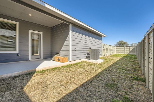 192 Weaver LN, Bastrop, TX 78602