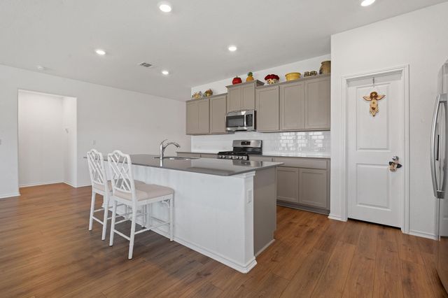 656 Silver Springs BND, Kyle, TX 78640