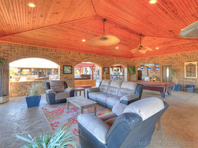 414498 E 1170 Road, Eufaula, OK 74432