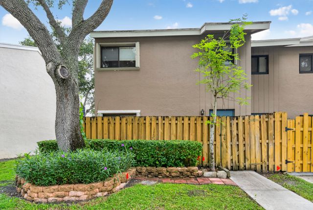 5182 S University Drive, Davie, FL 33328