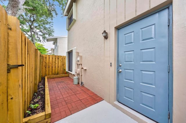 5182 S University Drive, Davie, FL 33328