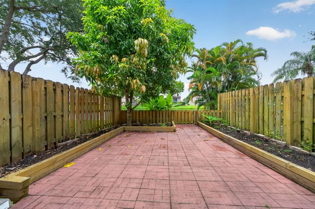 5182 S University Drive, Davie, FL 33328