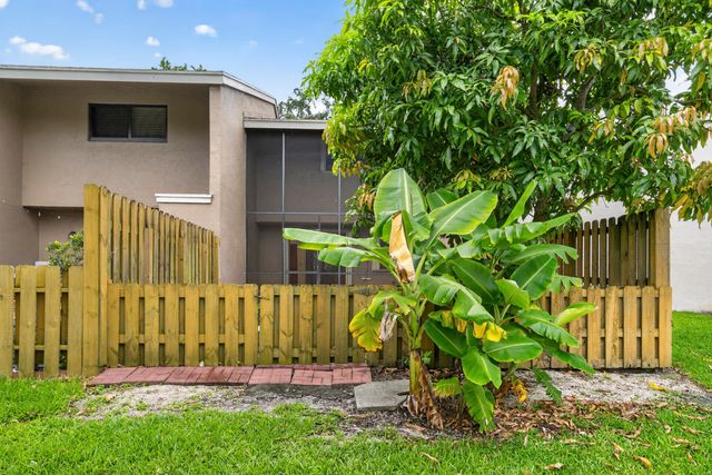 5182 S University Drive, Davie, FL 33328