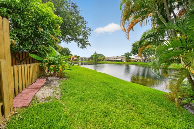 5182 S University Drive, Davie, FL 33328
