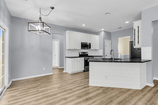 7478 Hawks Circle, Hanahan, SC 29410