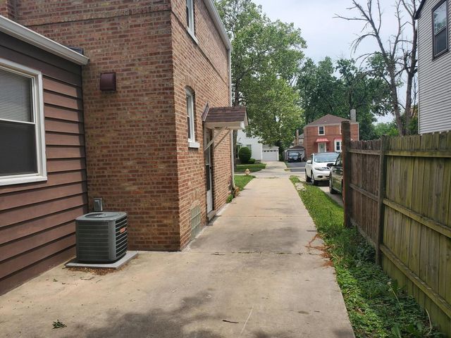 2422 S 12th Avenue, Broadview, IL 60155