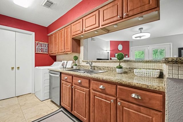 15534 Zabolio Drive 108, Webster, TX 77598