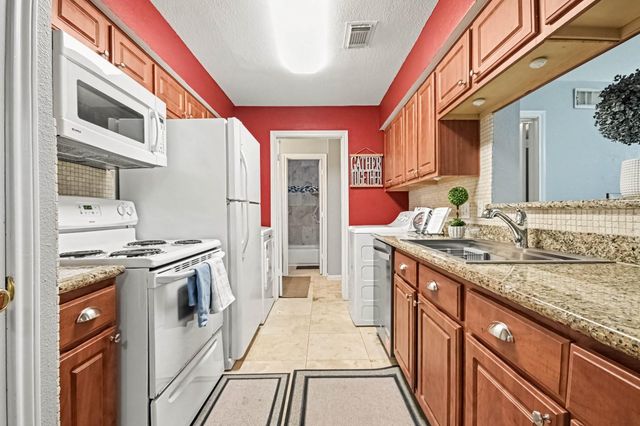 15534 Zabolio Drive 108, Webster, TX 77598