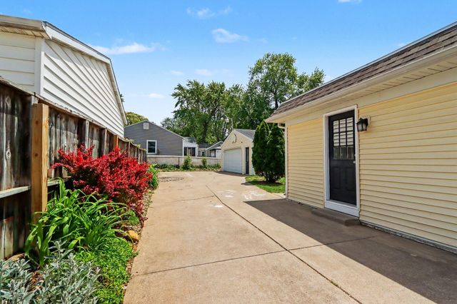 330 N Riverview Drive, Parchment City, MI 49004