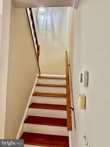 6304 CROOKED OAK LN, Falls Church, VA 22042