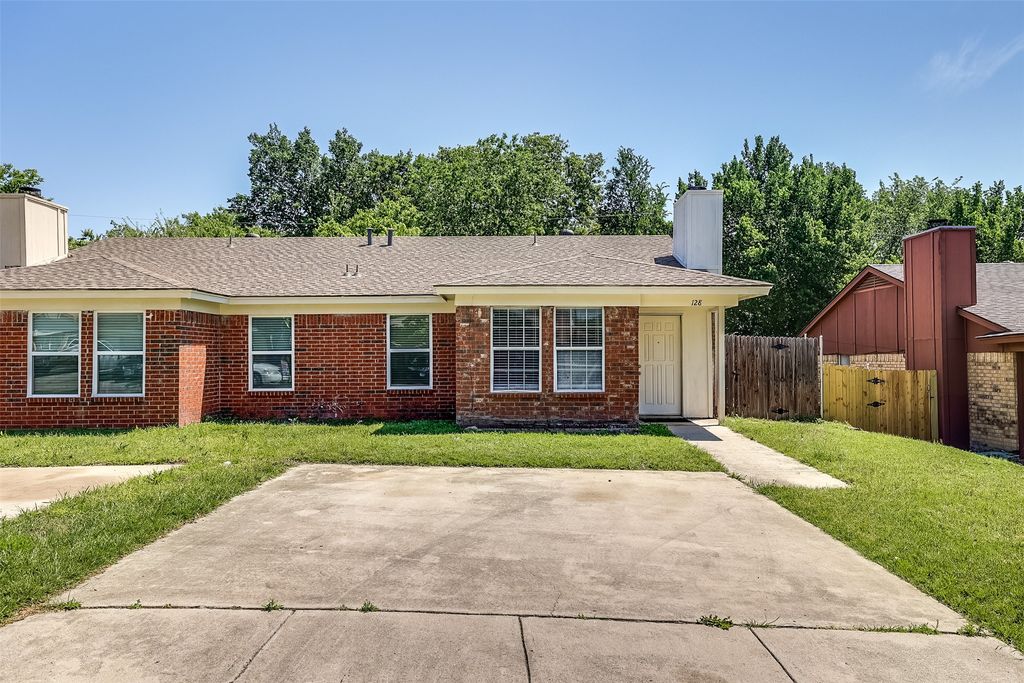 128 Oak Wood Lane, Kennedale, TX 76060