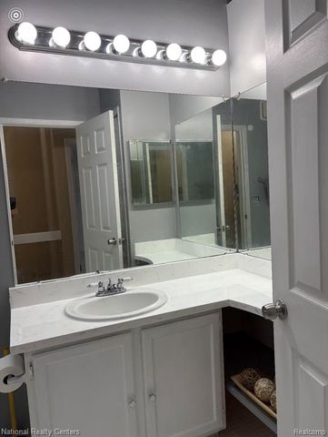 38862 Country Circle, Farmington Hills, MI 48331