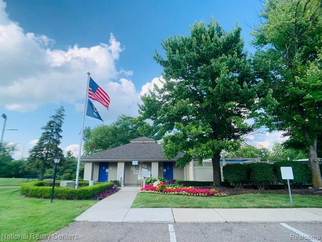 38862 Country Circle, Farmington Hills, MI 48331