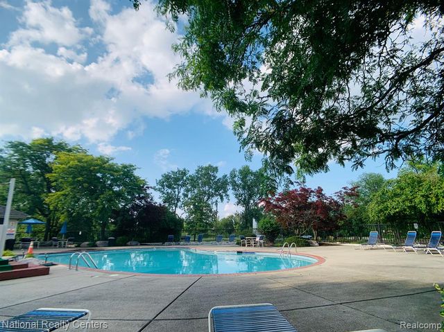 38862 Country Circle, Farmington Hills, MI 48331