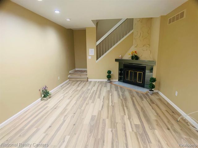 38862 Country Circle, Farmington Hills, MI 48331