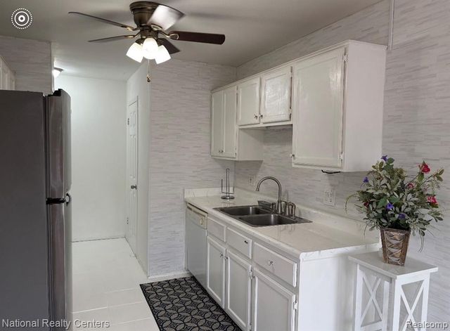38862 Country Circle, Farmington Hills, MI 48331