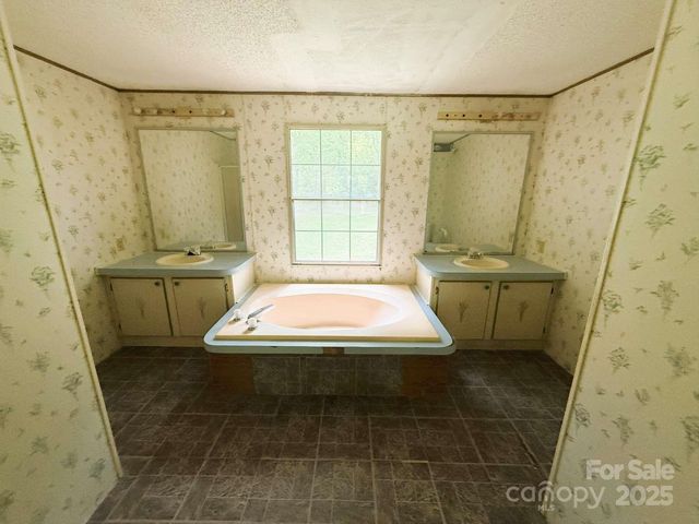 1241 26th Street SW, Hickory, NC 28602