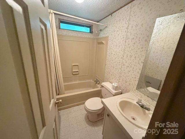 1241 26th Street SW, Hickory, NC 28602